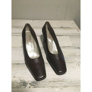 Parisian Signature women's brown leather closed toe dress shoe size 6M